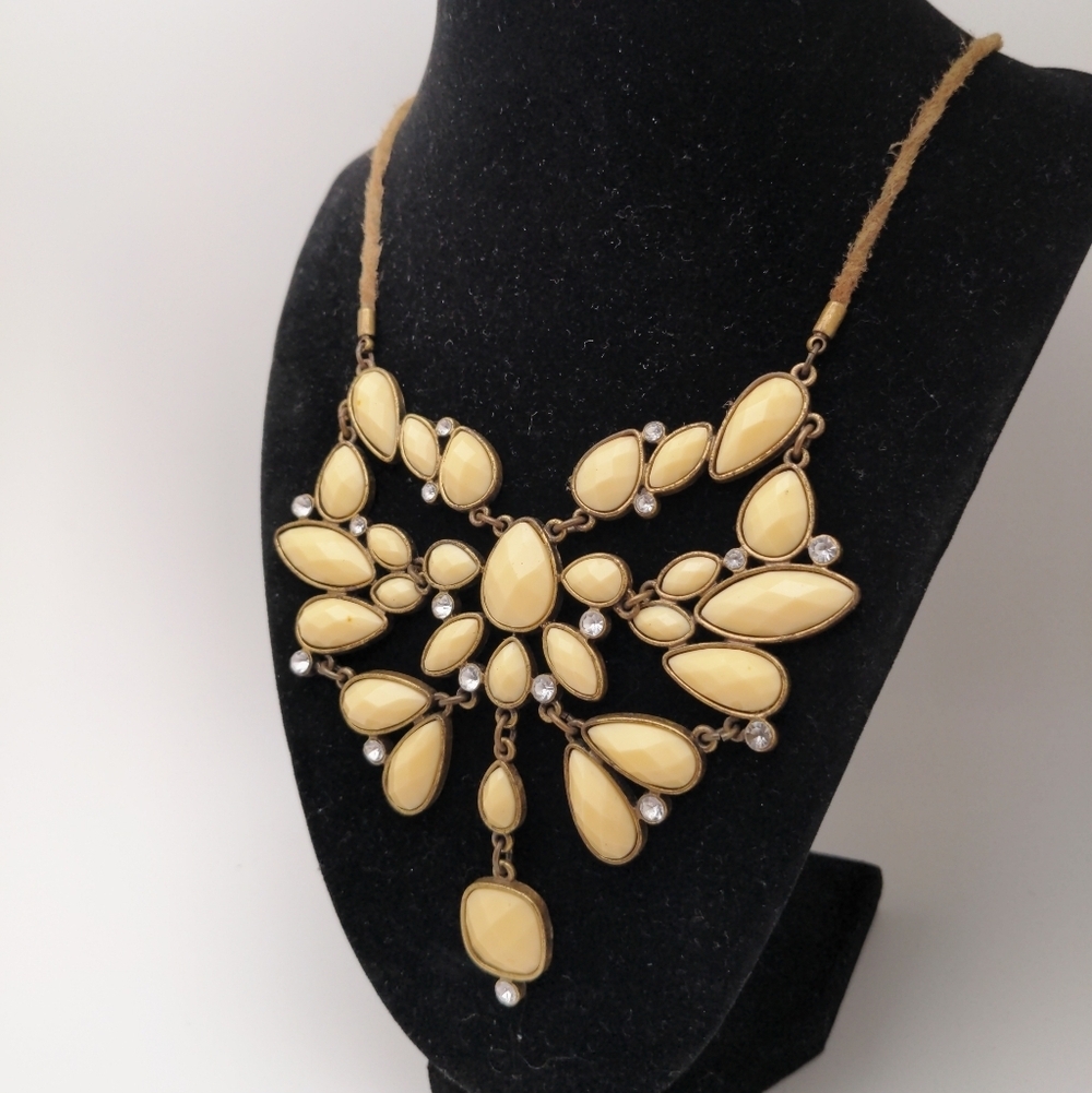 Vintage Cream Bibb Statement Necklace - Picture 3 of 16